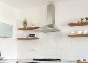 Kühlschrank, Ofen, Herdplatte, Wasserkocher mit Kaffee-/Teezubehör