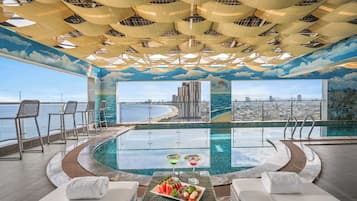 Indendørs pool, åben fra kl. 06.00 til kl. 22.00, parasoller, liggestole
