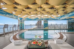 Piscine couverte, parasols de plage, chaises longues