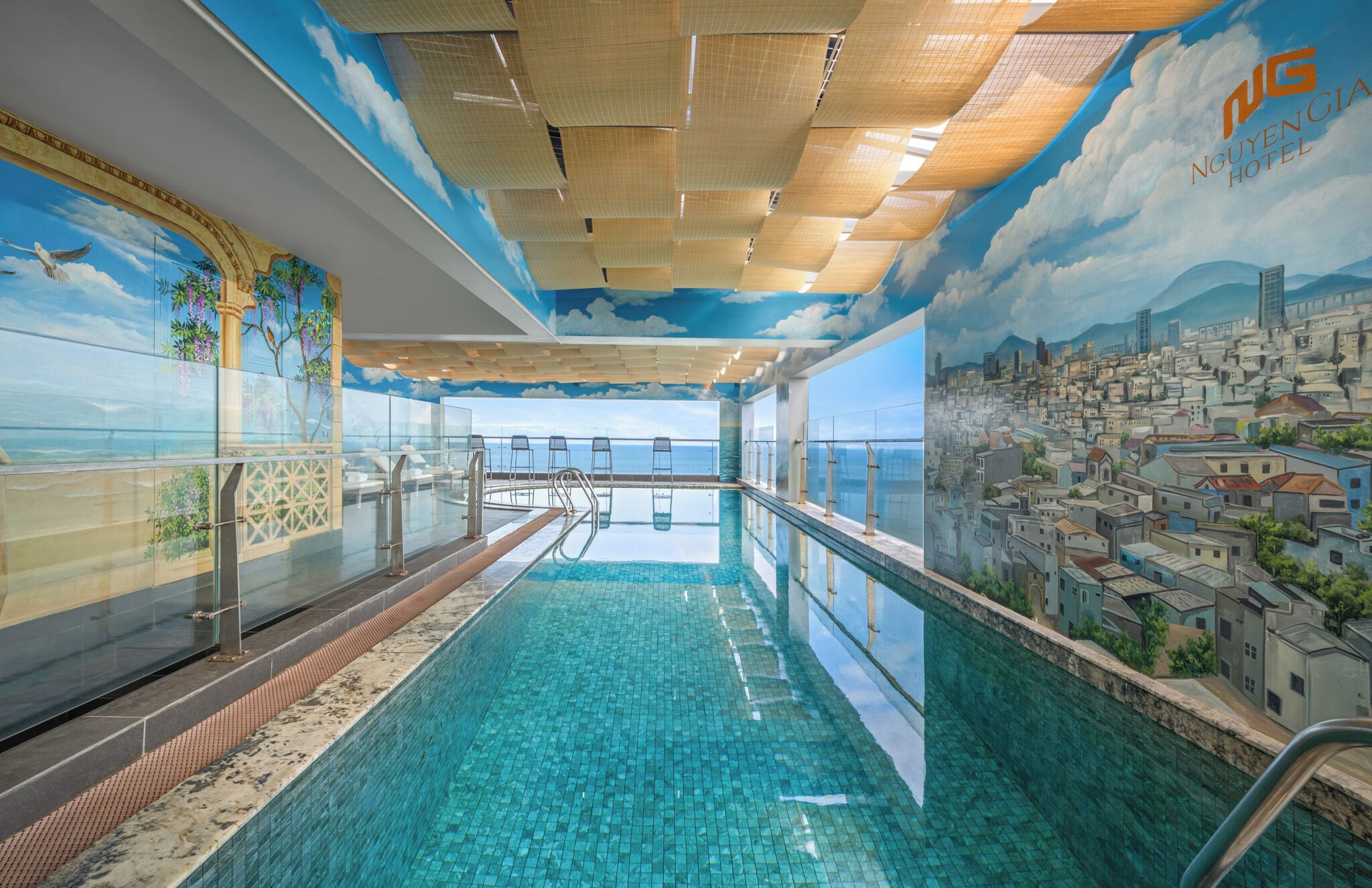 Una piscina techada, abierta desde las 06:00 hasta las 22:00, sombrillas