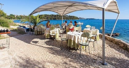 Appartement 1, situé à 200 mÚtres de la mer dans maison de caractÚre.