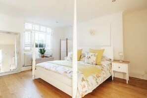 1 bedroom, desk, travel crib, free WiFi