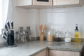 Departamento Deluxe | Instalaciones de cocina compartida | Horno, parrilla de estufa, tostadora y utensilios de cocina 