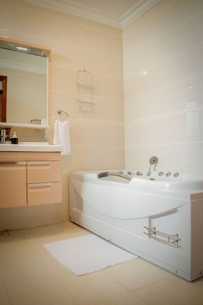 Shower, towels - Luxel Suites by Homes by Della (Nairobi)