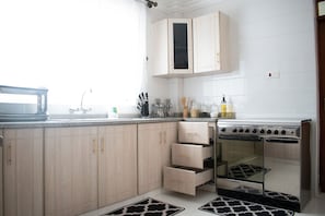 Fogão, cooktop, torradeira, talheres/pratos/utensílios de cozinha