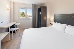 Down comforters, in-room safe, soundproofing, iron/ironing board - B&B Hotel Barcelona Rubi (Rubi)