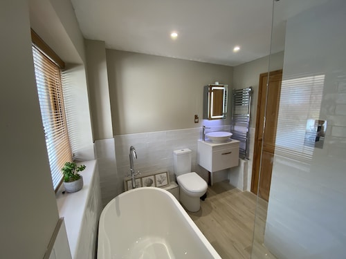 Two bedroom cottage in the heart of Rye with private parking.
