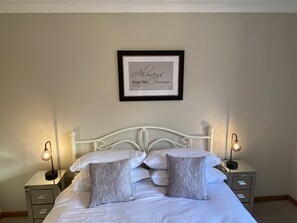 2 bedrooms, iron/ironing board, travel crib, free WiFi - Two bedroom cottage in the heart of Rye with private parking. (Rye)