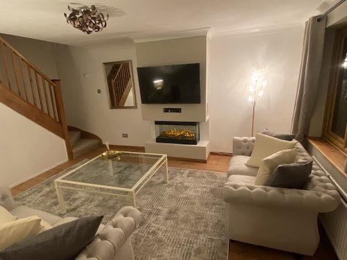 Two bedroom cottage in the heart of Rye with private parking.