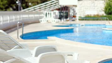 Seasonal outdoor pool, pool umbrellas, sun loungers