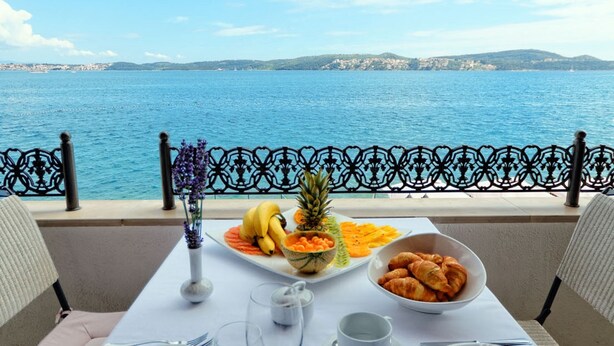 A table set for two with a view of the sea. - Hotel Val  (Seget)