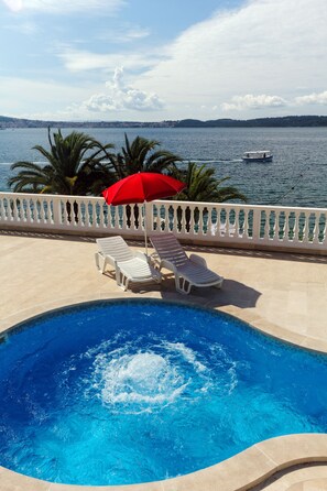 Piscina externa sazonal, guarda-sóis, espreguiçadeiras