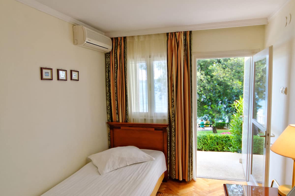 Single Room, Sea View | In-room safe, desk, free WiFi, bed sheets