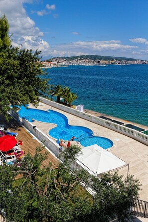 Piscina externa sazonal, guarda-sóis, espreguiçadeiras