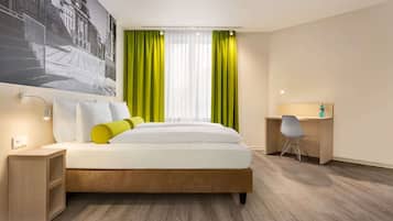 Peti besi dalam bilik, meja, ruang kerja komputer riba, kalis bunyi