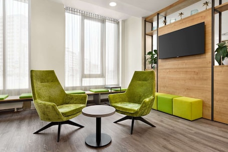 Lobby. Super 8 by Wyndham Chemnitz