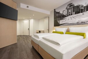 标准双人房, 无障碍 (Barrier-Free) | 客房内保险箱、办公桌、笔记本电脑工作区、隔音