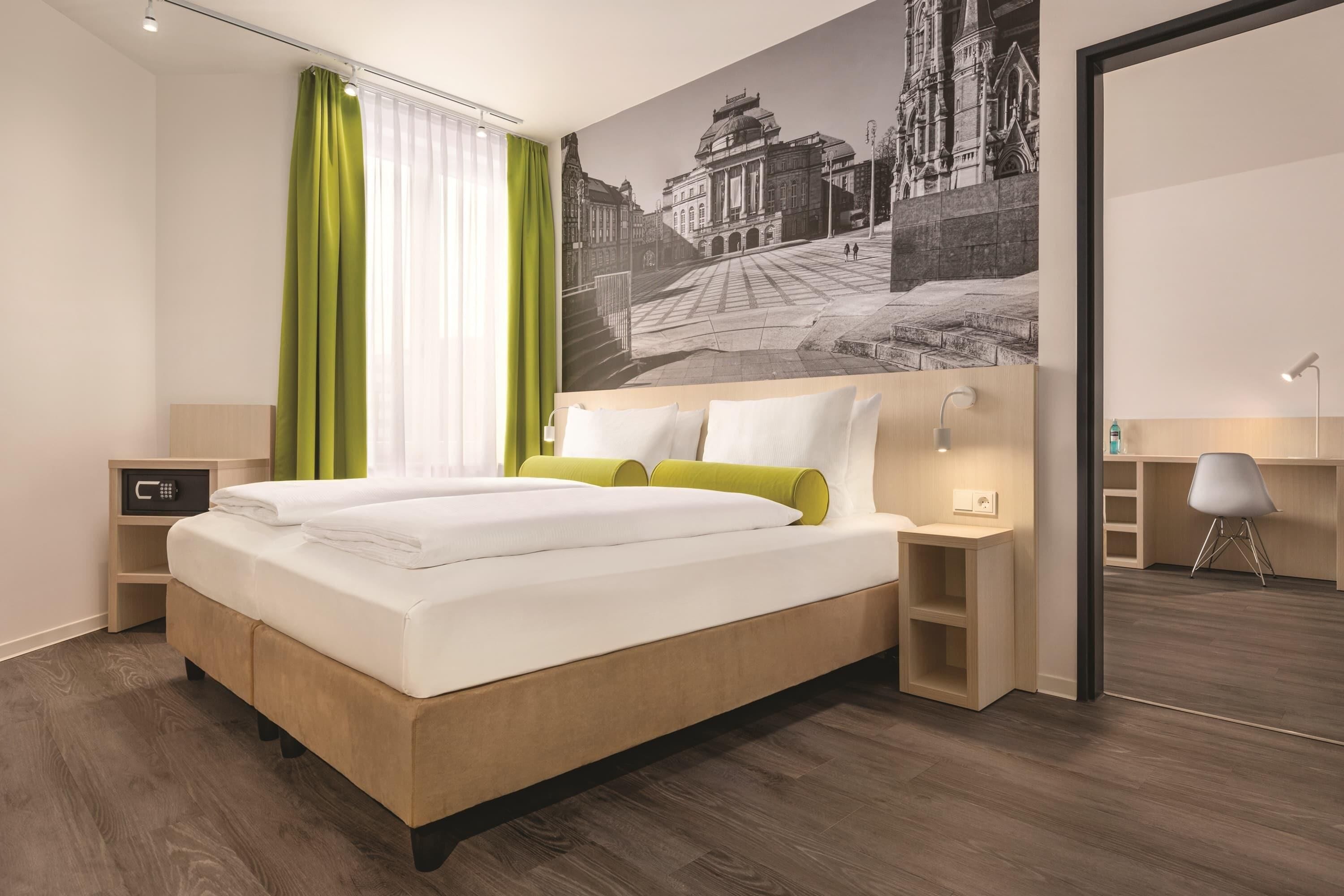 Standard Double Room | In-room safe, desk, laptop workspace, soundproofing