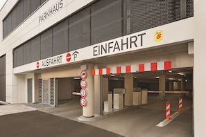A parking garage entrance with signage for 'PARKHAUS' and 'EINFÄHRT'. - Super 8 by Wyndham Chemnitz (Chemnitz)