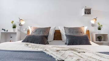 1 habitación, tabla de planchar con plancha y cuna de viaje