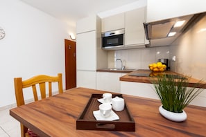 Apartment, 1 Bedroom, Non Smoking, Balcony | Dapur peribadi | Peti sejuk, dapur, pembancuh kopi/teh, cerek elektrik