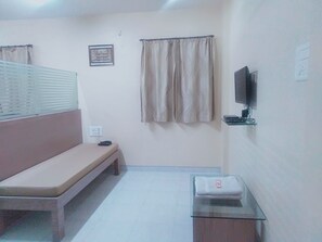 스탠다드 더블룸 | 고급 침구, 책상, 침대 시트