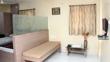 Standard Double Room | Peralatan tempat tidur premium, meja, cadar katil