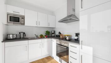 Kjøleskap, ovn, kokeplater og oppvaskmaskin