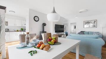 Fernseher, Kamin, Tischtennisplatte