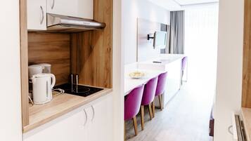 Geladeira, micro-ondas, cooktop, lava-louças