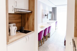 Geladeira, micro-ondas, cooktop, lava-louças