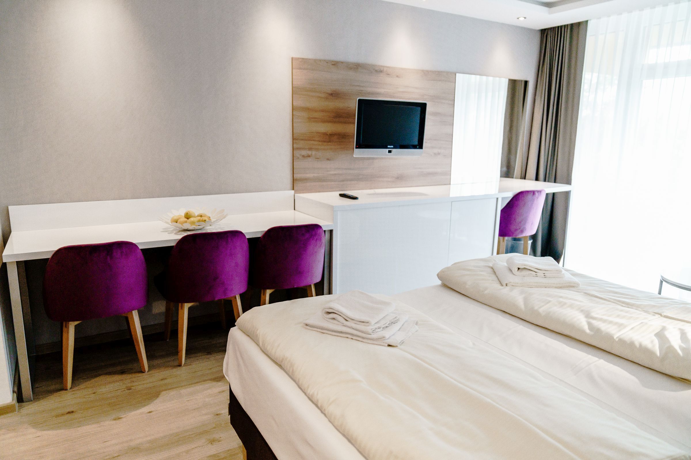 1 quarto, escrivaninha, acesso à internet, roupa de cama