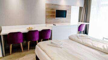 1 quarto, escrivaninha, acesso à internet, roupa de cama