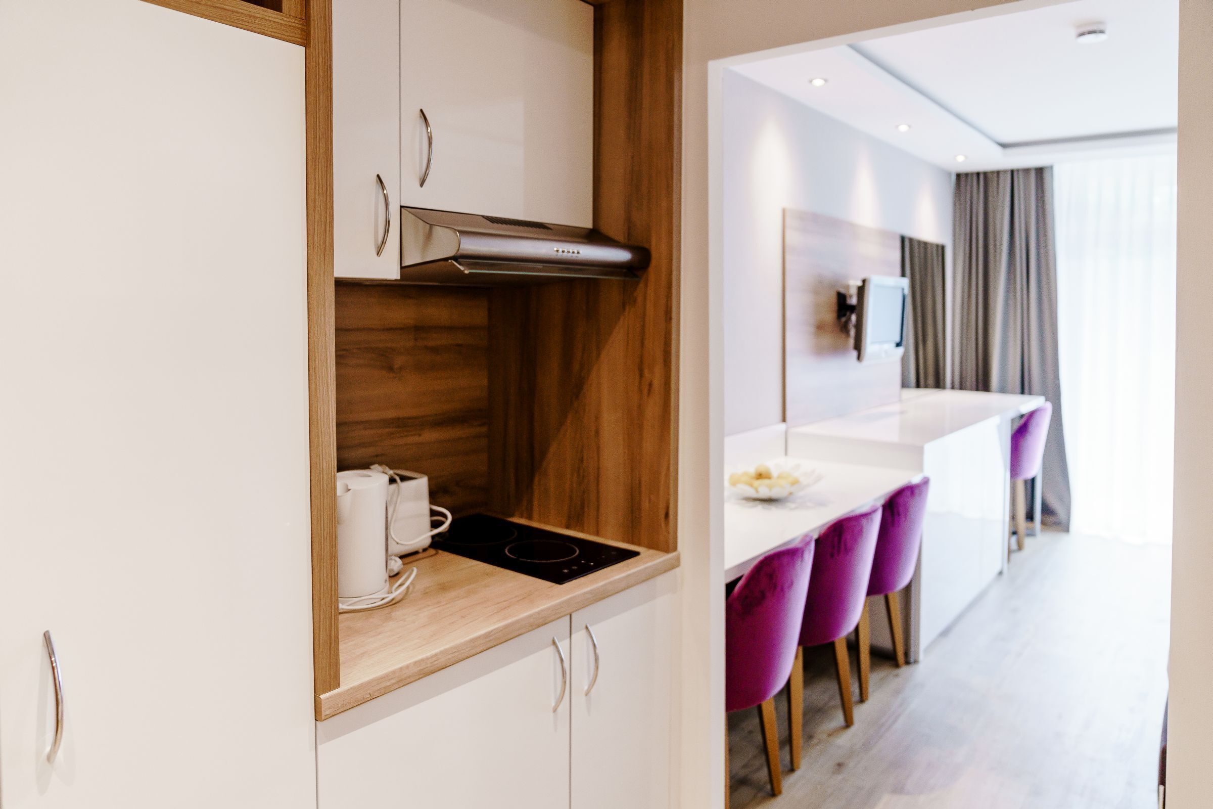 Kühlschrank, Mikrowelle, Herdplatte, Geschirrspüler