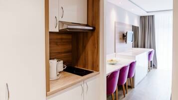 Kühlschrank, Mikrowelle, Herdplatte, Geschirrspüler