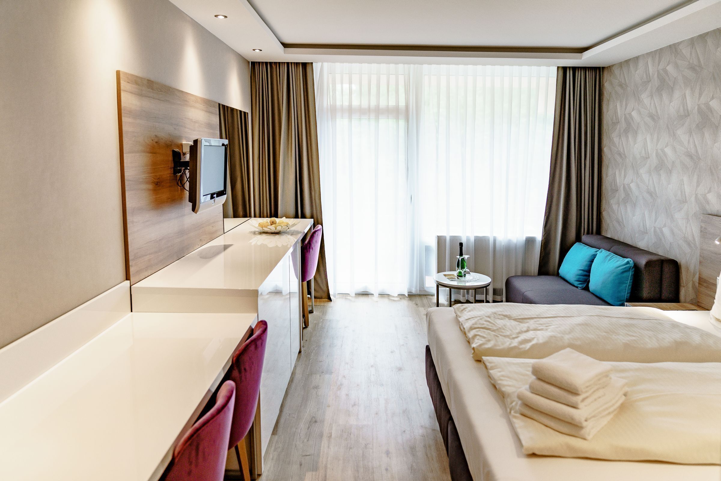 1 bedroom, desk, internet, bed sheets