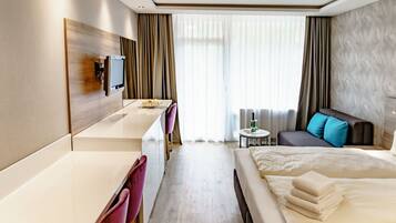 1 bedroom, desk, internet, bed sheets