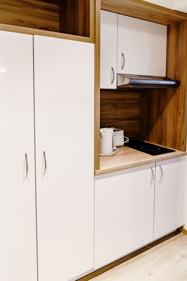 Frigorifero, microonde, piano cottura, lavastoviglie