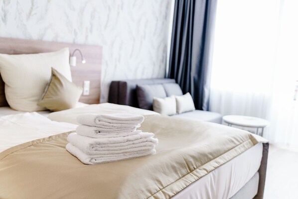 1 bedroom, desk, Internet, bed sheets