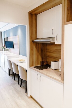 Jääkaappi, mikroaaltouuni, liesi, astianpesukone