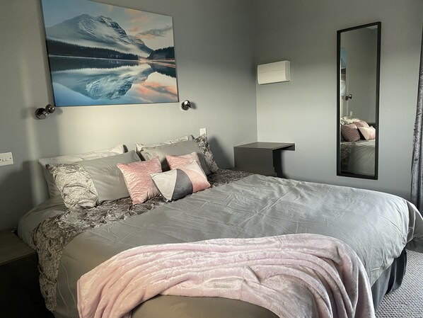 2 makuuhuonetta, silitysrauta/-lauta, vauvan matkasänky, ilmainen Wi-Fi