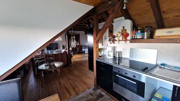 Kühlschrank, Ofen, Herdplatte, Wasserkocher mit Kaffee-/Teezubehör