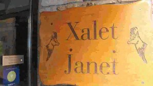 A sign with the name 'Xalet Janet' and two dog illustrations. - Appartement 1.1 (Erts)