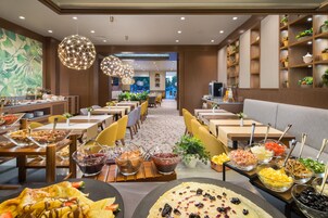 Desayuno buffet diario (EUR 15.33 por persona)