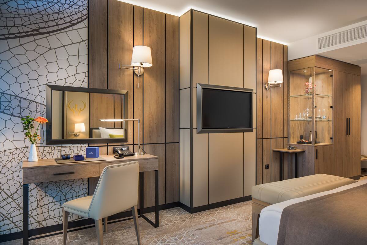 1 bedroom, memory-foam beds, minibar, in-room safe