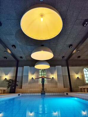 Piscina interna, espreguiçadeiras