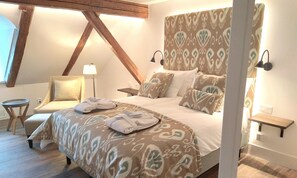 Ropa de cama de alta calidad, minibar y decoración personalizada