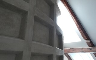 Techo con entramado de listones de madera.