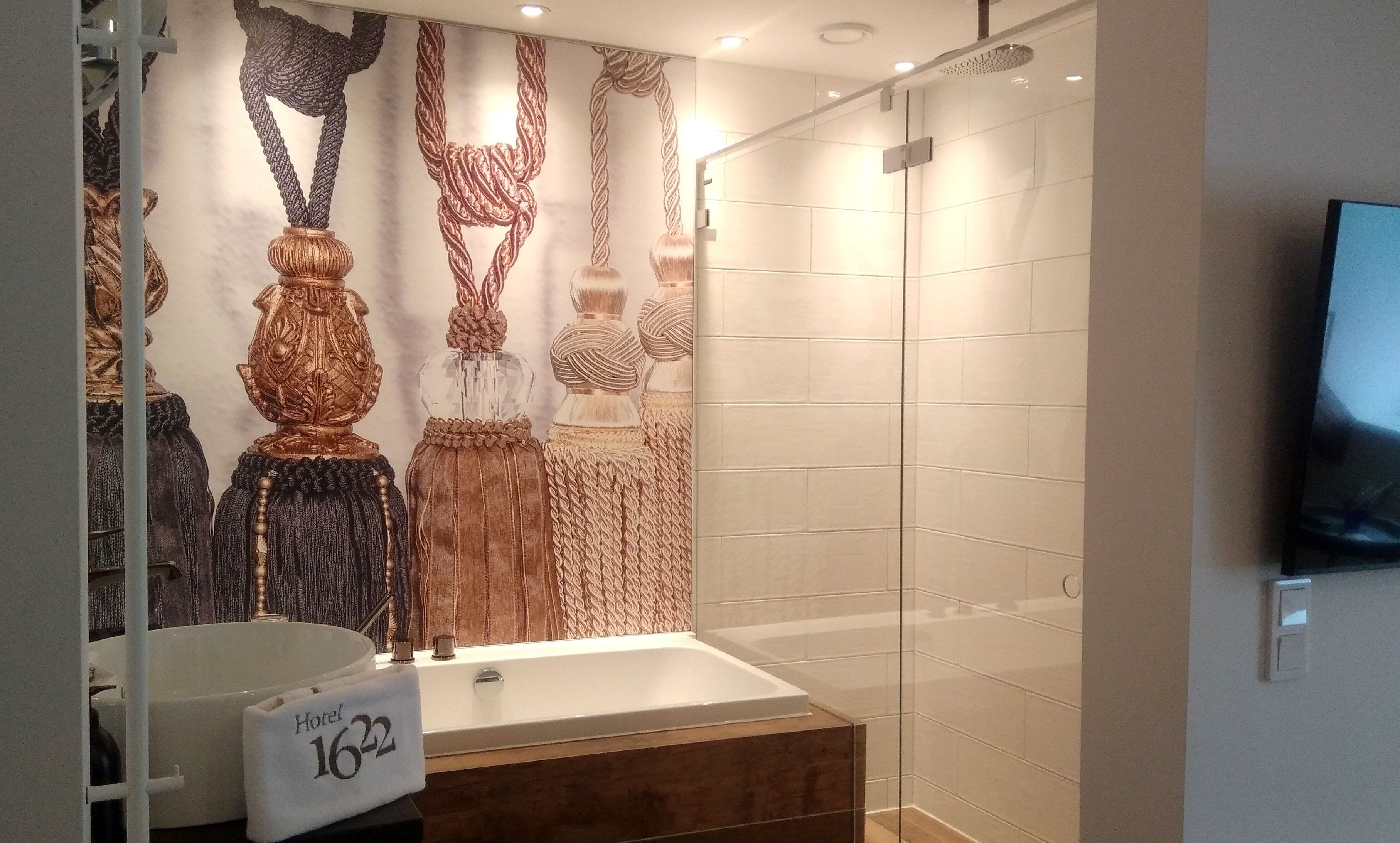 Et moderne badeværelse med et stort badekar, en håndvask og et toiletbord.