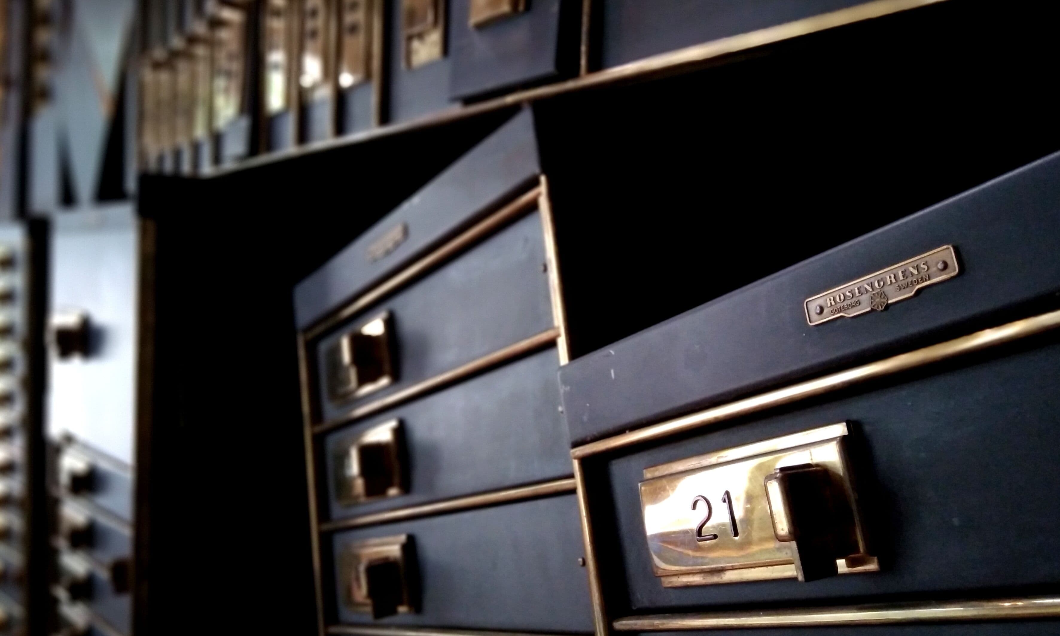 Primer plano de un archivador azul oscuro con el número 21 y una etiqueta que dice 